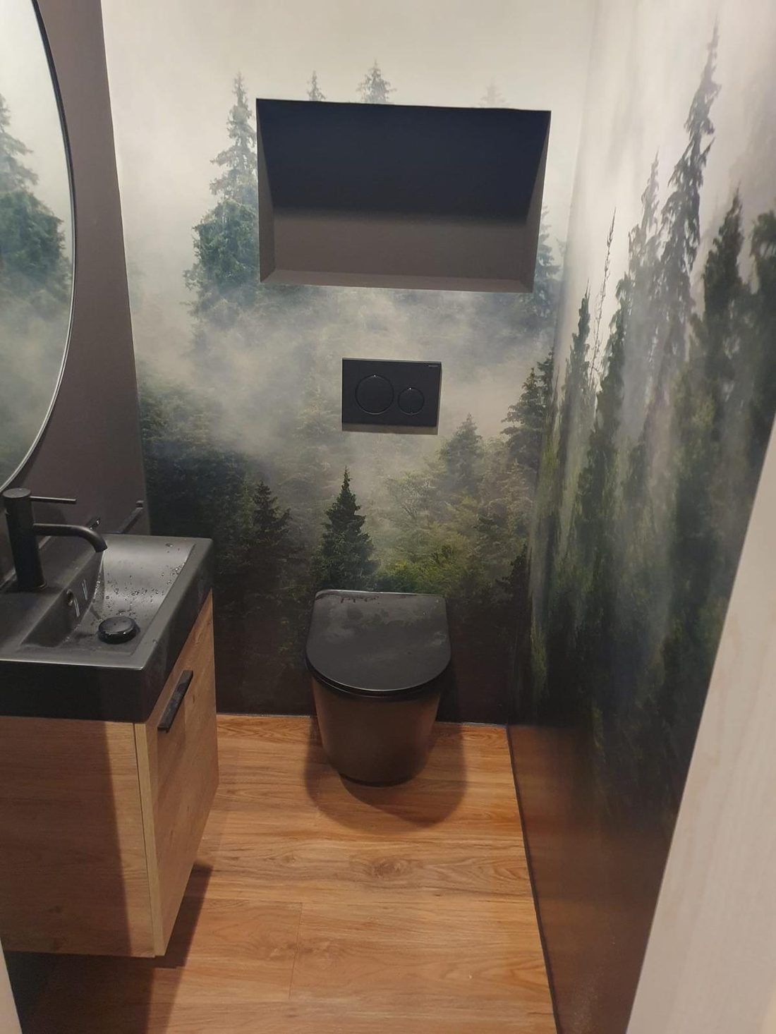 Individuell gestaltetes Gäste-WC mit Waldmotiv-Tapete