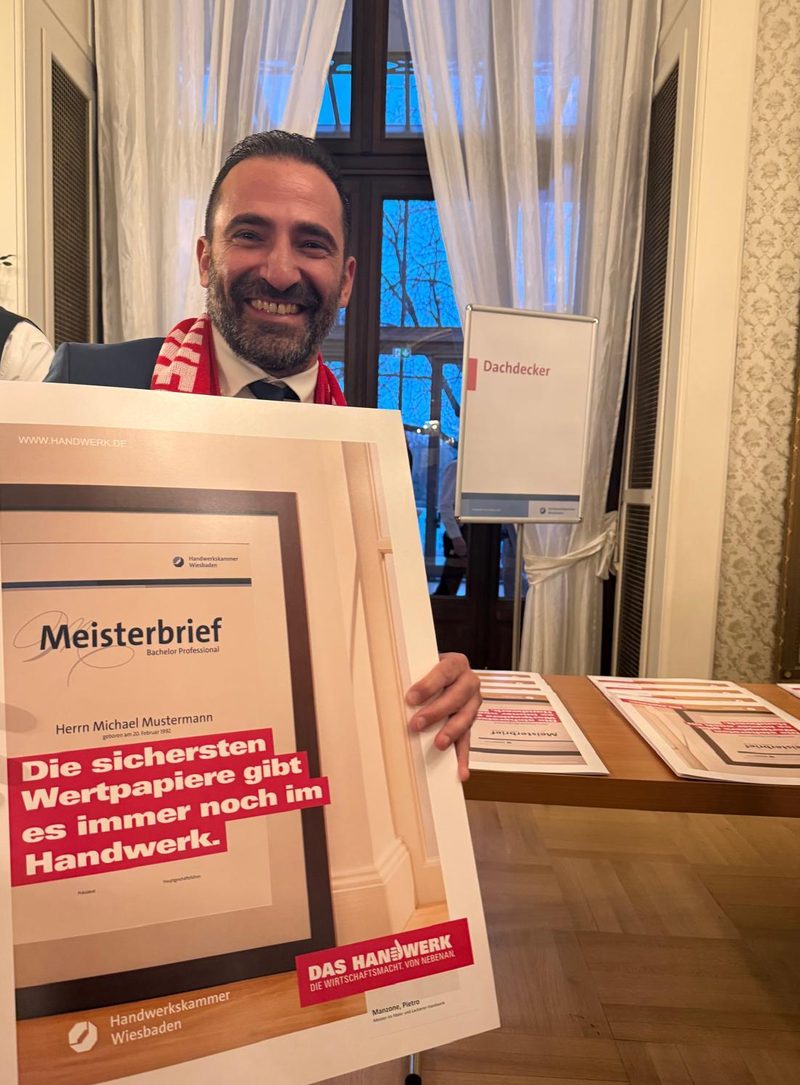 Pietro Manzone mit seinem Meisterbrief der Handwerkskammer Wiesbaden