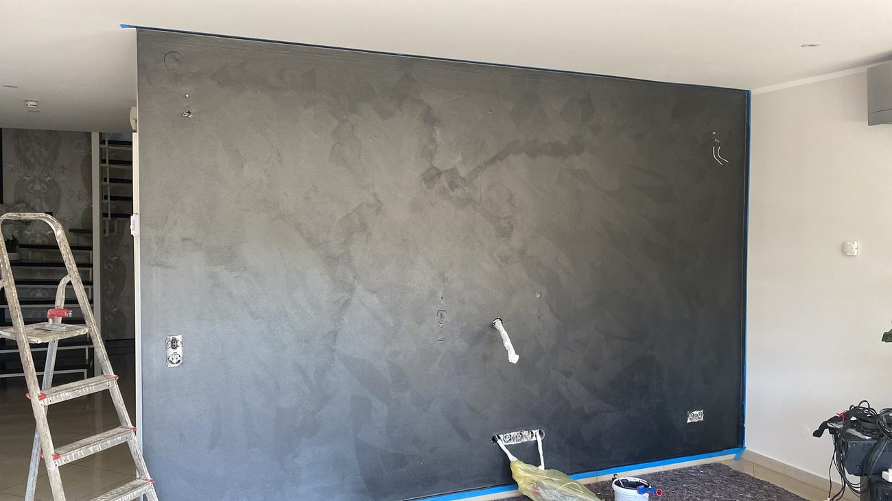 Anthrazitfarbene Venezianische Putzwand im Wohnzimmer