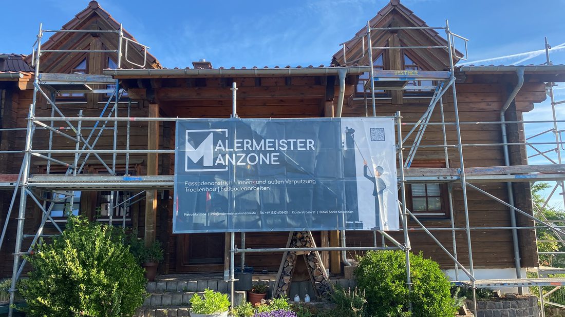 Grauer Kalkputz mit Trowel-Struktur, Malermeister bei der Arbeit